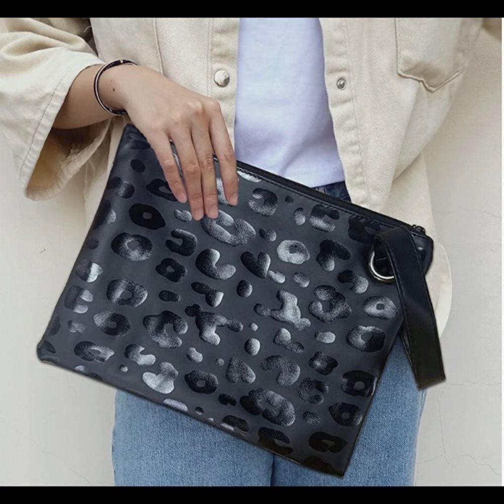 Cute wristlet Leopard Pattern in Black - Picture 6 of 10
